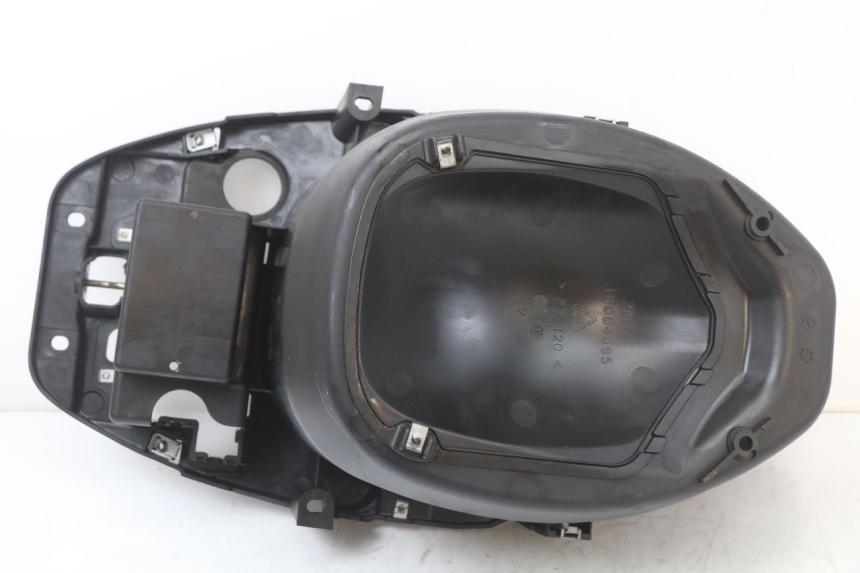 photo de KUFER POD SIEDZENIEM PIAGGIO ZIP 4T 50 (2018 - 2020) - Stan powierzchni