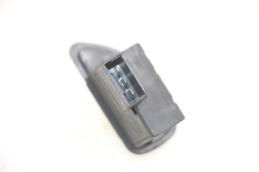 photo de PRZEŁĄCZNIK KIERUNKOWSKAZU PIAGGIO FLY 125 (2005 - 2012) - Zoom stanu zużycia