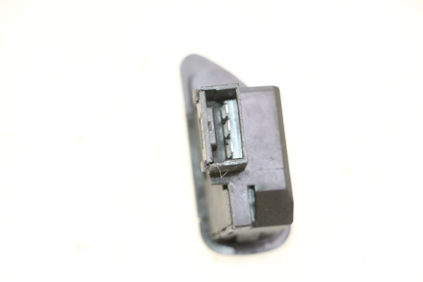 photo de PRZEŁĄCZNIK KIERUNKOWSKAZU PIAGGIO MP3 HPE 310 (2024 - 2025) - Zoom stanu zużycia