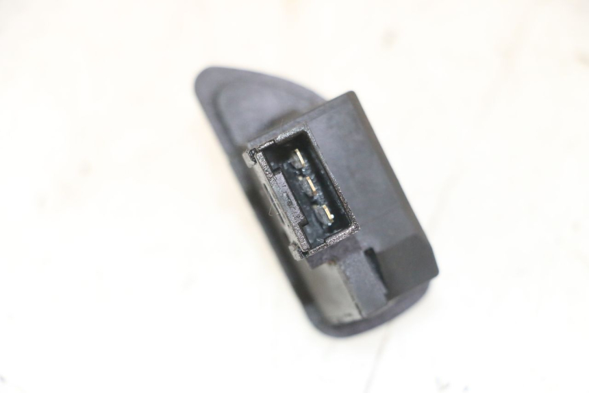 photo de PRZEŁĄCZNIK KIERUNKOWSKAZU PIAGGIO MP3 LT 300 (2010 - 2016) - Zoom stanu zużycia