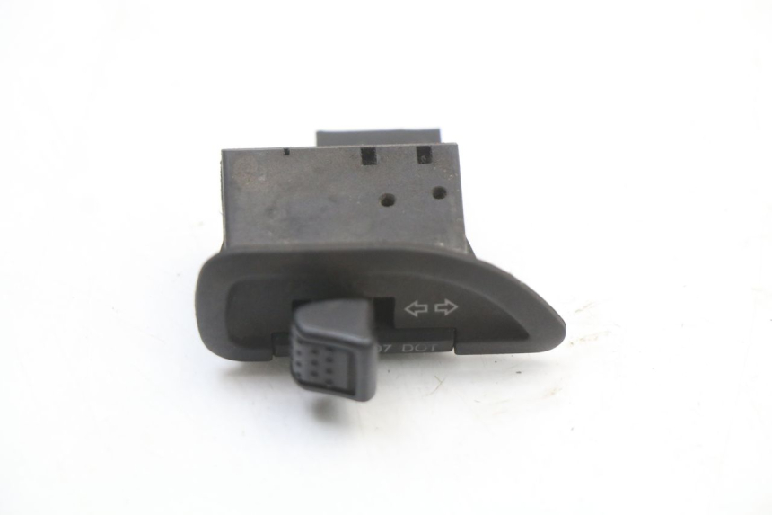 photo de PRZEŁĄCZNIK KIERUNKOWSKAZU PIAGGIO NEW TYPHOON 50 (2018 - 2021) - Szczegół części