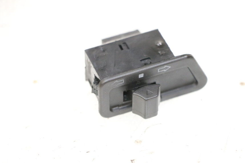 photo de PRZEŁĄCZNIK KIERUNKOWSKAZU JM MOTORS OLDIES GT 4T 50 (2018 - 2025) - Inny kąt widzenia