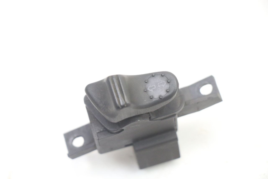 photo de PRZEŁĄCZNIK KIERUNKOWSKAZU PIAGGIO VESPA GRANTURISMO 125 (2003 - 2007) - Widok główny