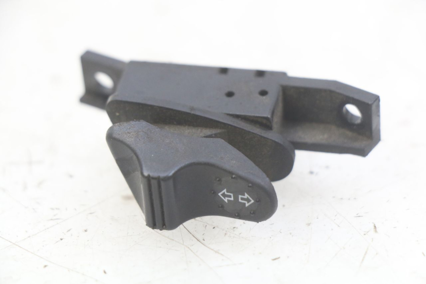 photo de PRZEŁĄCZNIK KIERUNKOWSKAZU PIAGGIO VESPA LX 2T 50 (2005 - 2013) - Inny kąt widzenia