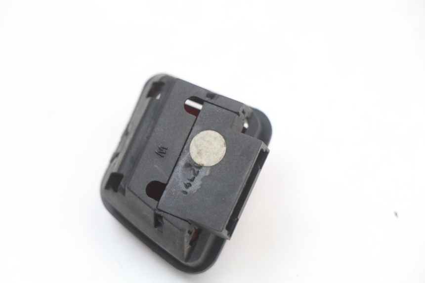 photo de PRZEŁĄCZNIK WYŁĄCZNIKA ZAPŁONU PIAGGIO X8 125 (2004 - 2007) - Inny kąt widzenia