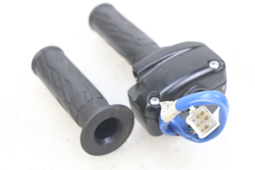 photo de PRZEŁĄCZNIK PRAWY KYMCO AGILITY 16+ 4T 50 (2018 - 2023) - Zoom stanu zużycia