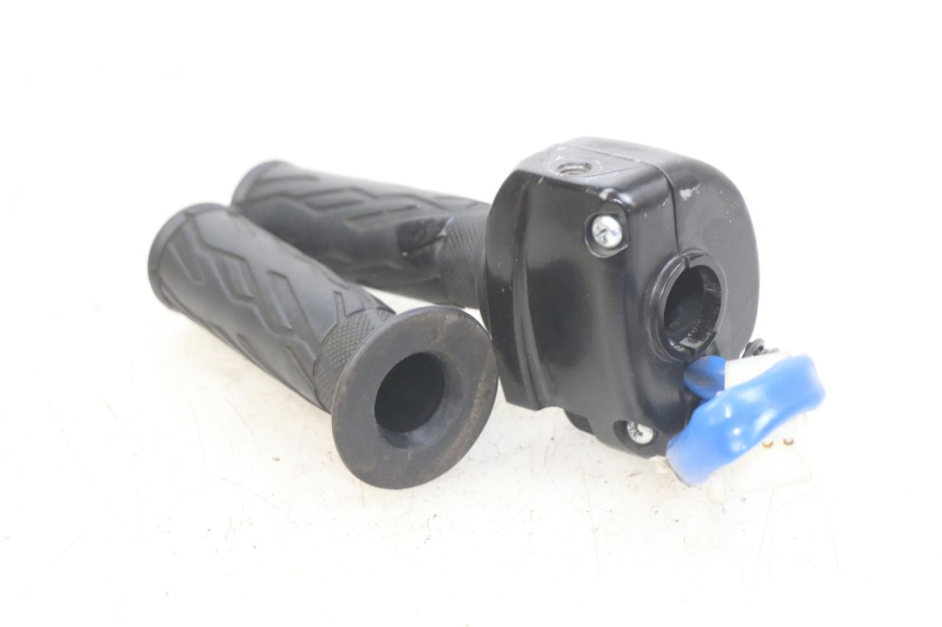 photo de PRZEŁĄCZNIK PRAWY KYMCO AGILITY 16+ 4T 50 (2018 - 2023) - Inny kąt widzenia