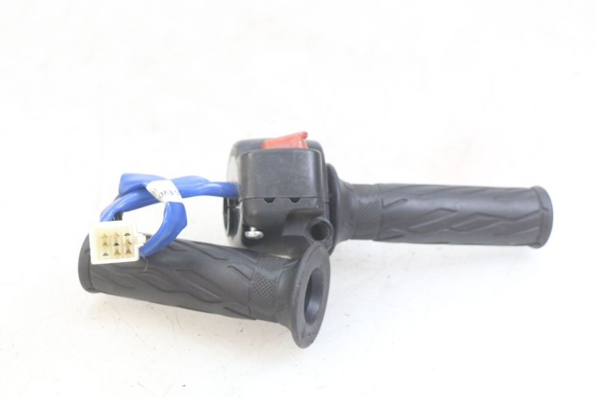 photo de PRZEŁĄCZNIK PRAWY KYMCO AGILITY 16+ 4T 50 (2018 - 2023) - Zbliżenie techniczne