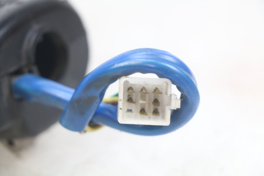 photo de PRZEŁĄCZNIK PRAWY KYMCO AGILITY 4T 50 (2005 - 2018) - Zbliżenie techniczne