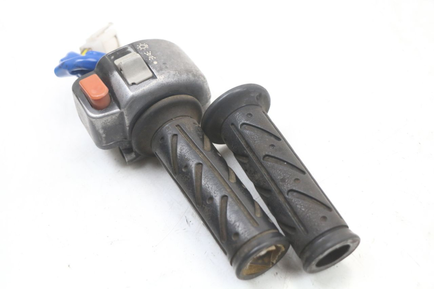 photo de PRZEŁĄCZNIK PRAWY KYMCO AGILITY 4T 50 (2005 - 2018) - Inny kąt widzenia