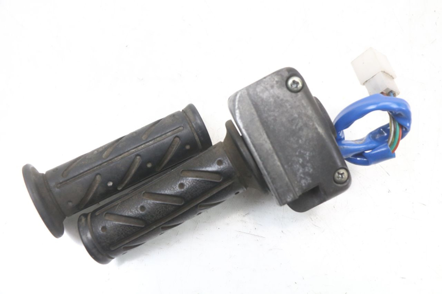 photo de PRZEŁĄCZNIK PRAWY KYMCO AGILITY 4T 50 (2005 - 2018) - Zbliżenie techniczne