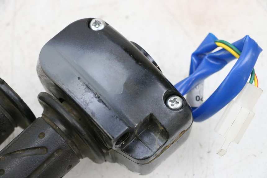 photo de PRZEŁĄCZNIK PRAWY KYMCO AGILITY 4T 50 (2018 - 2022) - Inny kąt widzenia