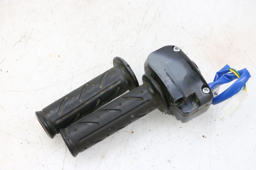 photo de PRZEŁĄCZNIK PRAWY KYMCO AGILITY 4T 50 (2018 - 2022) - Zbliżenie techniczne