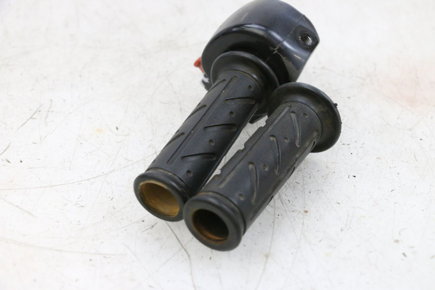 photo de PRZEŁĄCZNIK PRAWY KYMCO AGILITY 4T 50 (2018 - 2022) - Stan powierzchni