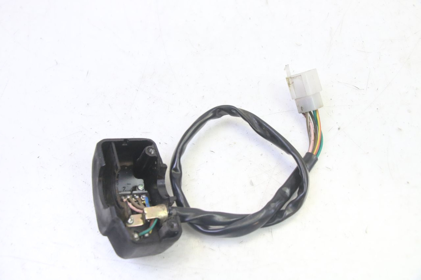 photo de PRZEŁĄCZNIK PRAWY KYMCO AGILITY NAKED RENOUVO 2T 50 (2011 - 2018) - Inny kąt widzenia