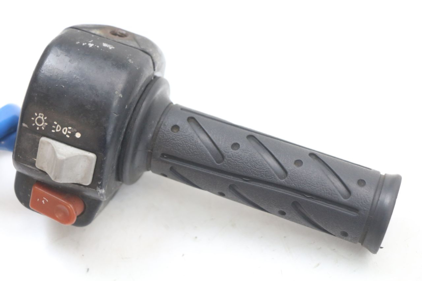 photo de PRZEŁĄCZNIK PRAWY KYMCO AGILITY PREMIUM 50 (2007 - 2010) - Szczegół części