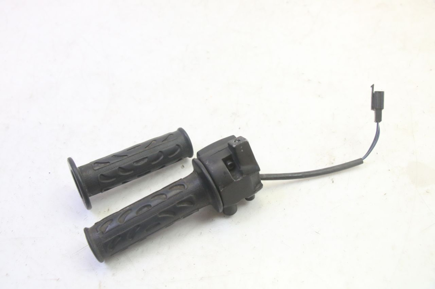 photo de PRZEŁĄCZNIK PRAWY MBK BOOSTER SPIRIT 50 (2004 - 2017) - Zbliżenie techniczne