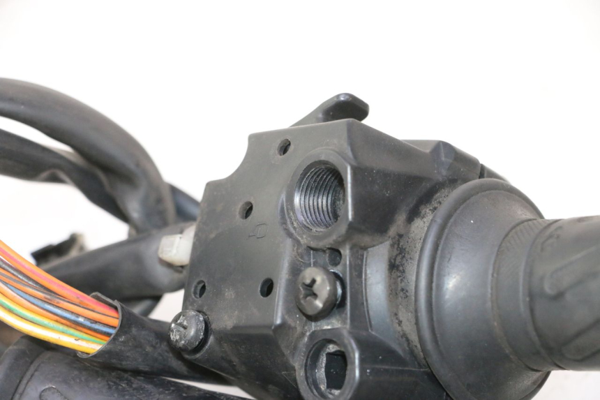 photo de PRZEŁĄCZNIK PRAWY SUZUKI BURGMAN 125 (2007 - 2014) - Zbliżenie techniczne