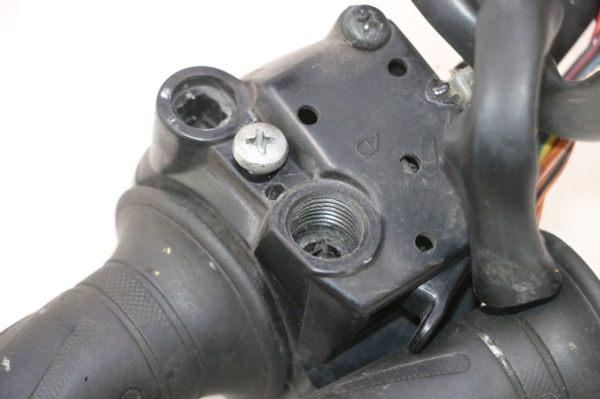 photo de PRZEŁĄCZNIK PRAWY SUZUKI BURGMAN 125 (2007 - 2014) - Zoom stanu zużycia