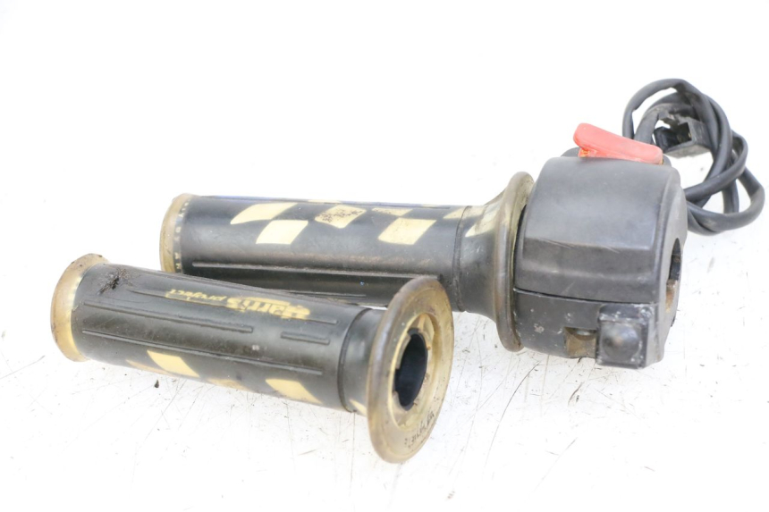 photo de PRZEŁĄCZNIK PRAWY YAMAHA BW'S 50 (2004 - 2017) - Zbliżenie techniczne