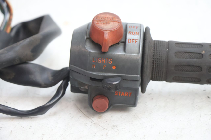 photo de PRAWA PRZEŁĄCZNIK HONDA CB TWO FIFTY 250 (1991 - 2002) - Zoom stanu zużycia