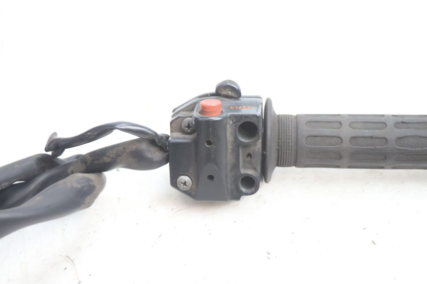 photo de PRAWA PRZEŁĄCZNIK HONDA CB TWO FIFTY 250 (1991 - 2002) - Zbliżenie techniczne