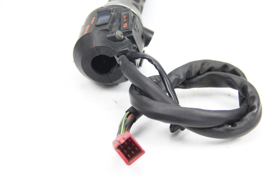 photo de PRZEŁĄCZNIK PRAWY HONDA CBR F SC21 1000 (1986 - 1992) - Inny kąt widzenia