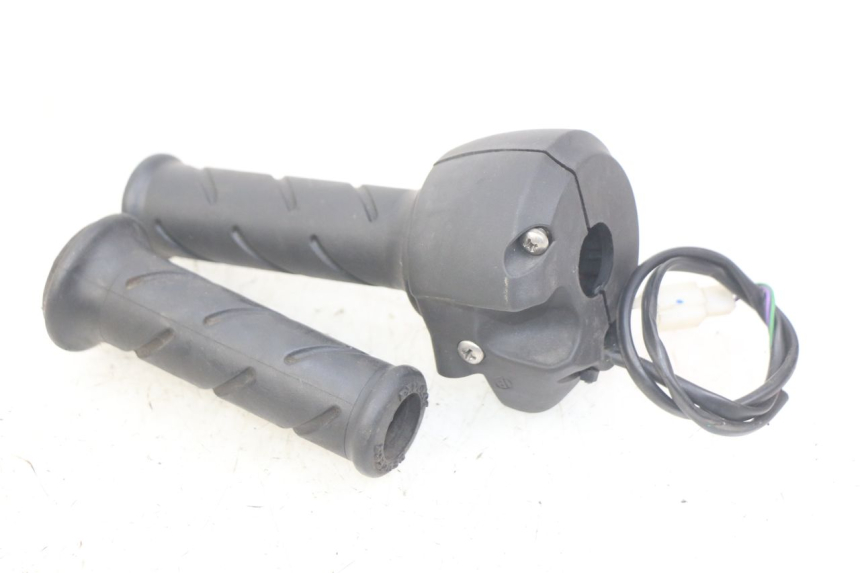 photo de PRZEŁĄCZNIK PRAWY PEUGEOT CITYSTAR 2T 50 (2018 - 2021) - Zbliżenie techniczne