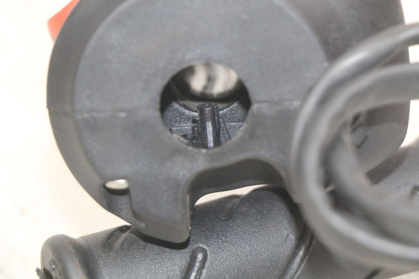 photo de PRZEŁĄCZNIK PRAWY PEUGEOT CITYSTAR AIR 125 (2014 - 2017) - Zoom stanu zużycia