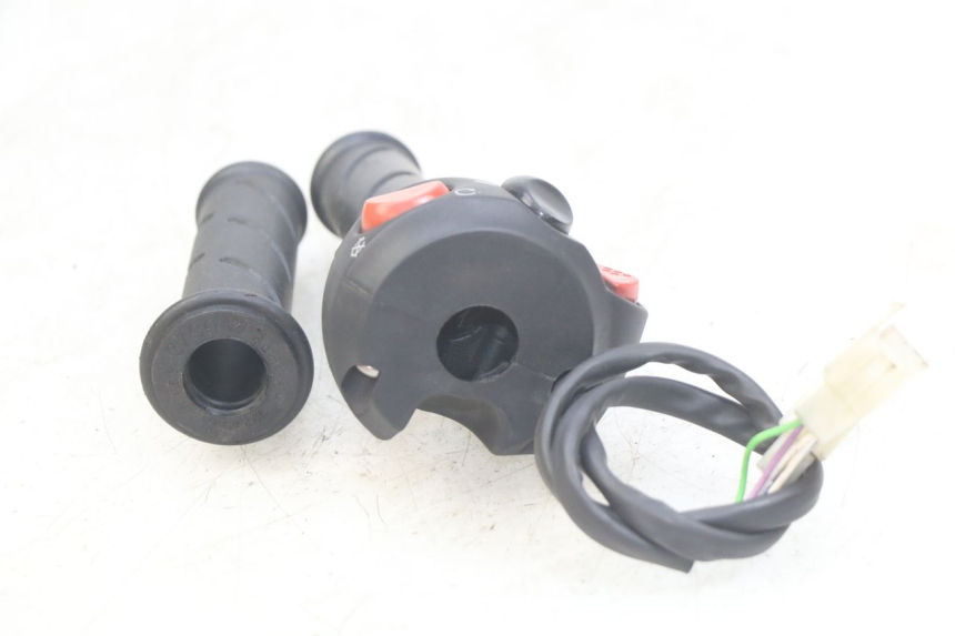 photo de PRZEŁĄCZNIK PRAWY PEUGEOT CITYSTAR AIR 125 (2014 - 2017) - Inny kąt widzenia