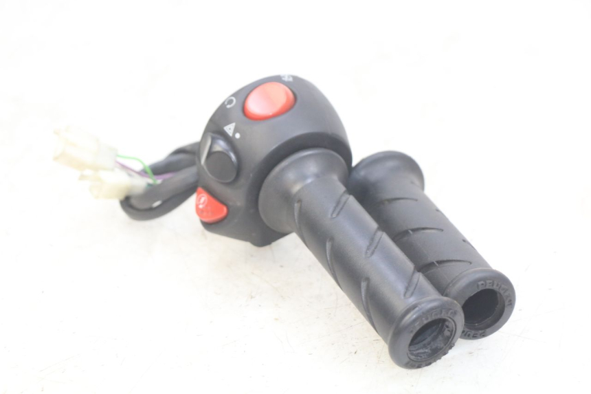 photo de PRZEŁĄCZNIK PRAWY PEUGEOT CITYSTAR AIR 125 (2014 - 2017) - Zbliżenie techniczne