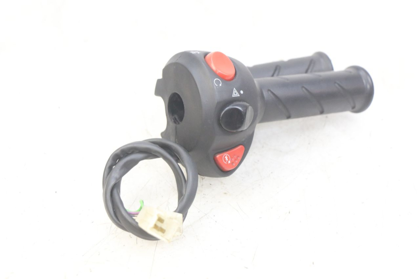 photo de PRZEŁĄCZNIK PRAWY PEUGEOT CITYSTAR AIR 125 (2014 - 2017) - Stan powierzchni