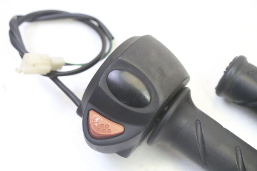 photo de PRZEŁĄCZNIK PRAWY PEUGEOT CITYSTAR 50 (2013 - 2017) - Szczegół części