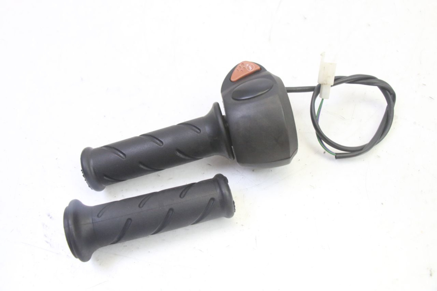 photo de PRZEŁĄCZNIK PRAWY PEUGEOT CITYSTAR 50 (2013 - 2017) - Inny kąt widzenia