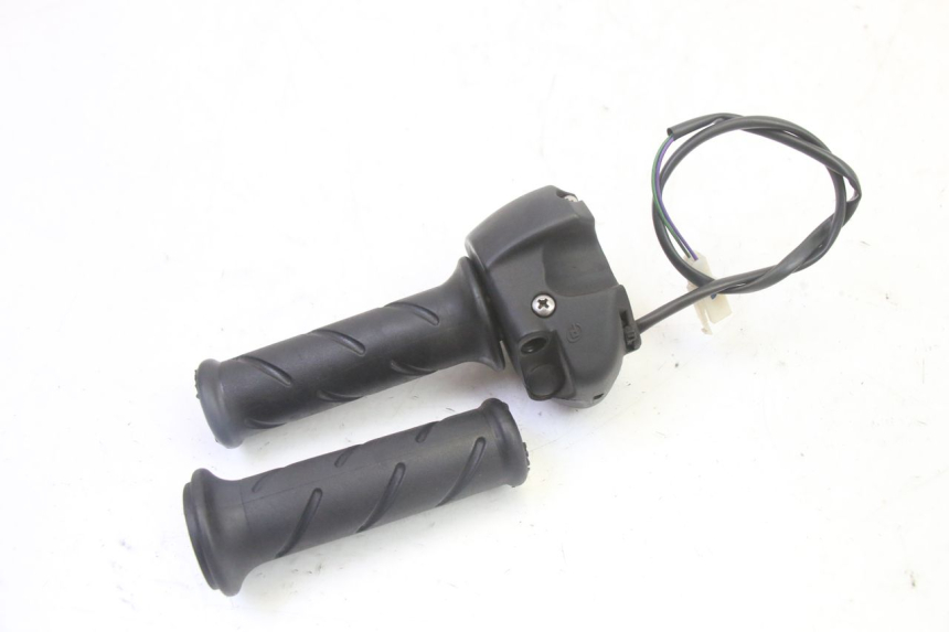 photo de PRZEŁĄCZNIK PRAWY PEUGEOT CITYSTAR 50 (2013 - 2017) - Zbliżenie techniczne