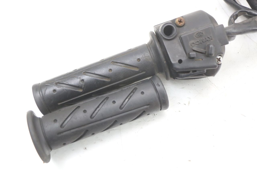 photo de PRZEŁĄCZNIK PRAWY KYMCO DINK 4T 50 (2007 - 2018) - Zbliżenie techniczne