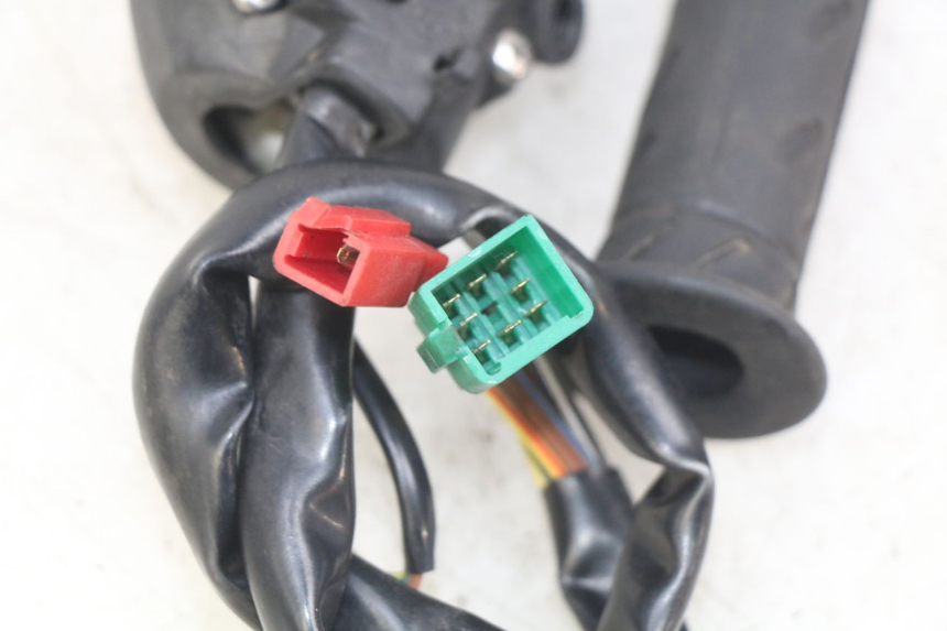 photo de PRZEŁĄCZNIK PRAWY KYMCO DOWNTOWN ABS 125 (2015 - 2017) - Zoom stanu zużycia