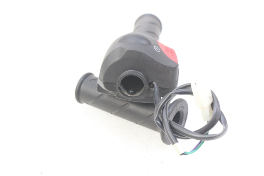 photo de PRZEŁĄCZNIK PRAWY PEUGEOT E-VIVACITY 1 (2012 - 2018) - Szczegół części