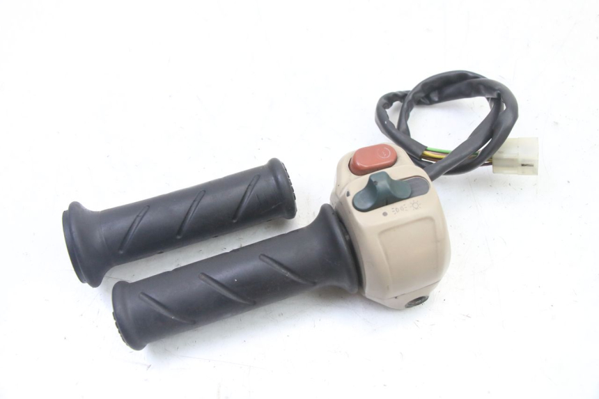 photo de PRZEŁĄCZNIK PRAWY PEUGEOT ELYSEO 125 (1999 - 2004) - Zoom stanu zużycia