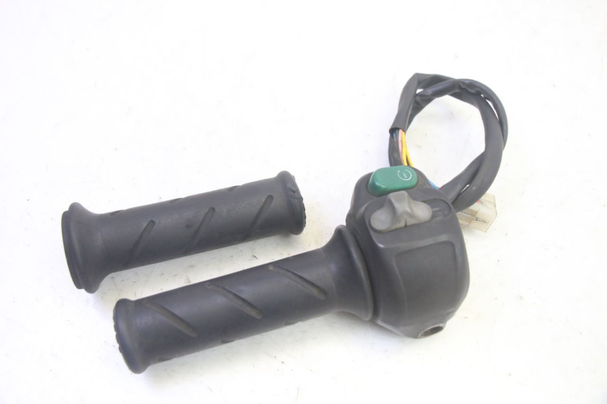 photo de PRZEŁĄCZNIK PRAWY PEUGEOT ELYSEO 125 (1999 - 2004) - Zoom stanu zużycia