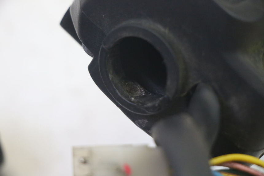 photo de PRZEŁĄCZNIK PRAWY PEUGEOT ELYSEO 125 (1999 - 2004) - Zbliżenie techniczne