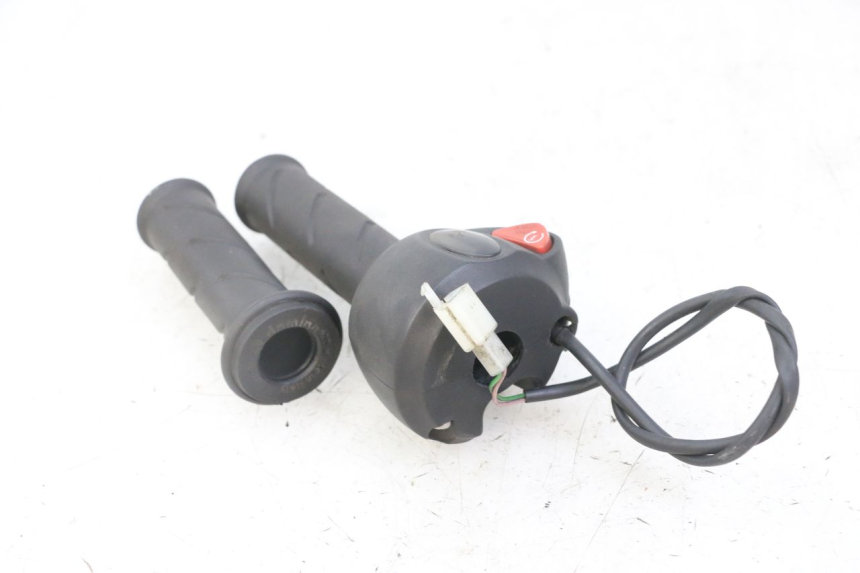 photo de PRZEŁĄCZNIK PRAWY PEUGEOT ELYSTAR 125 (2002 - 2007) - Zbliżenie techniczne