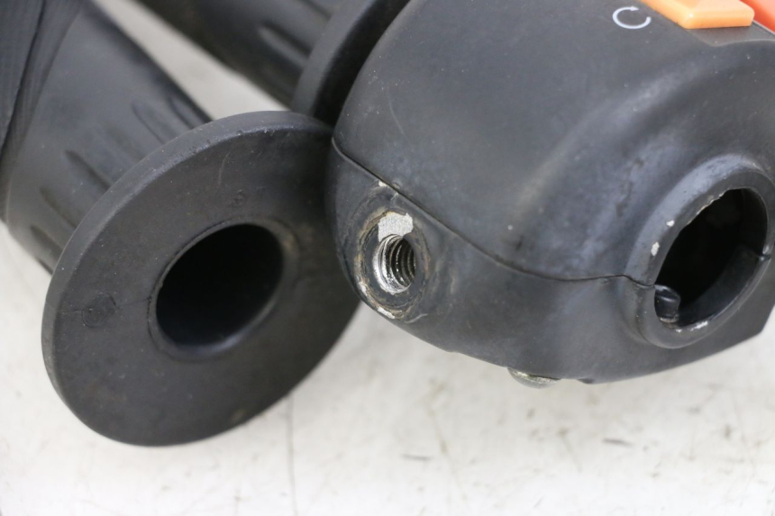 photo de PRZEŁĄCZNIK PRAWY JM MOTORS EVOLIS 4T 50 (2018 - 2022) - Inny kąt widzenia