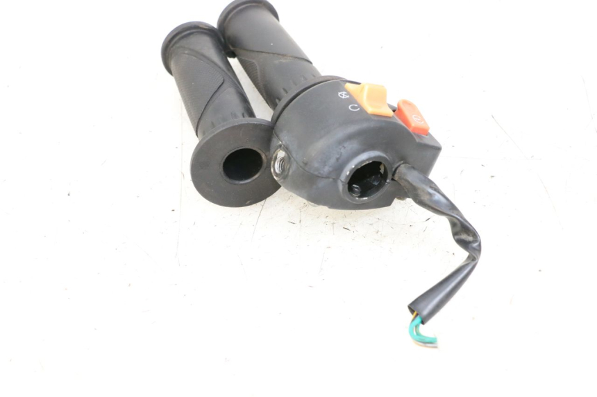 photo de PRZEŁĄCZNIK PRAWY JM MOTORS EVOLIS 4T 50 (2018 - 2022) - Zbliżenie techniczne