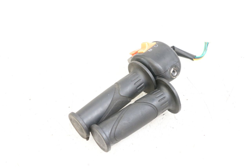 photo de PRZEŁĄCZNIK PRAWY JM MOTORS EVOLIS 4T 50 (2018 - 2022) - Punkty mocowania