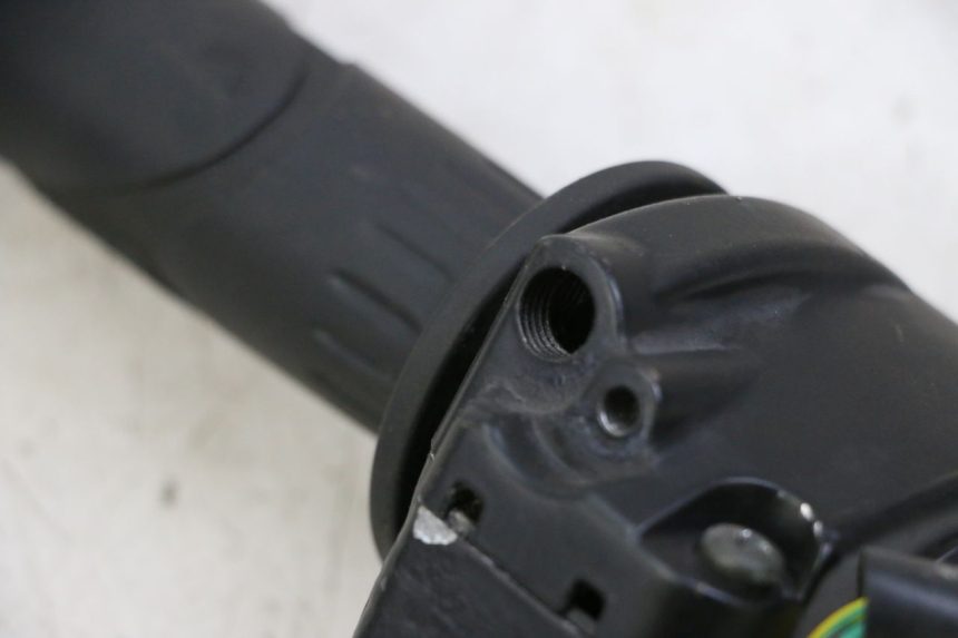 photo de PRZEŁĄCZNIK PRAWY JM MOTORS EVOLIS 4T 50 (2018 - 2022) - Zoom stanu zużycia