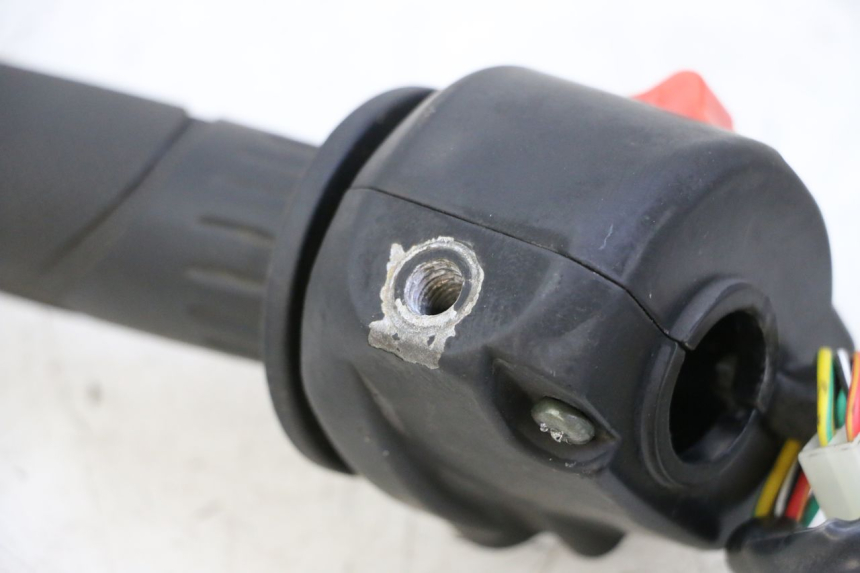 photo de PRZEŁĄCZNIK PRAWY JM MOTORS EVOLIS 4T 50 (2018 - 2022) - Punkty mocowania