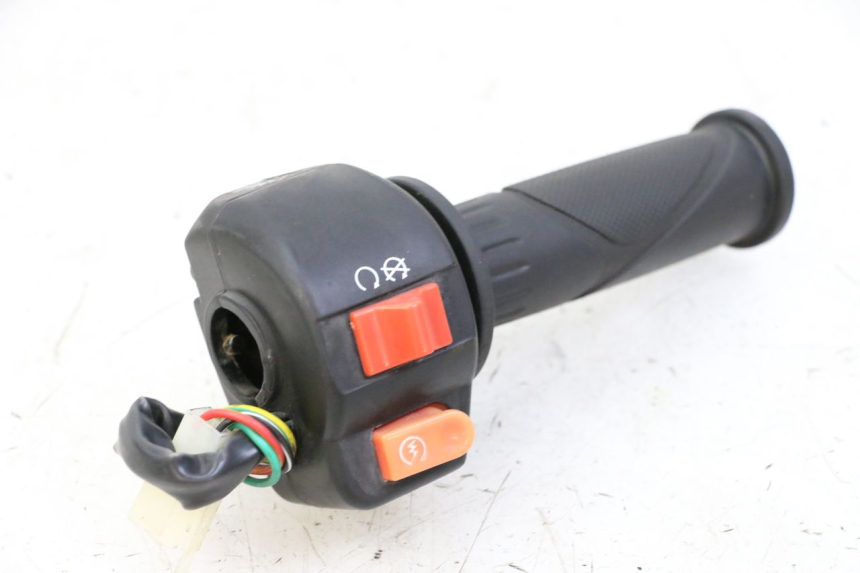 photo de PRZEŁĄCZNIK PRAWY JM MOTORS EVOLIS 4T 50 (2018 - 2022) - Stan powierzchni