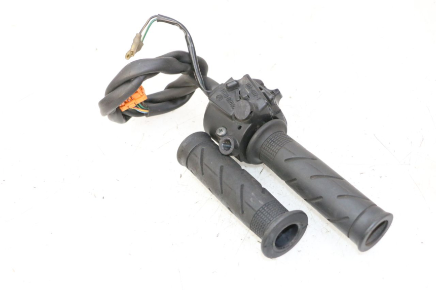 photo de PRZEŁĄCZNIK PRAWY HONDA FES S-WING SWING ABS 125 (2007 - 2015) - Szczegół części