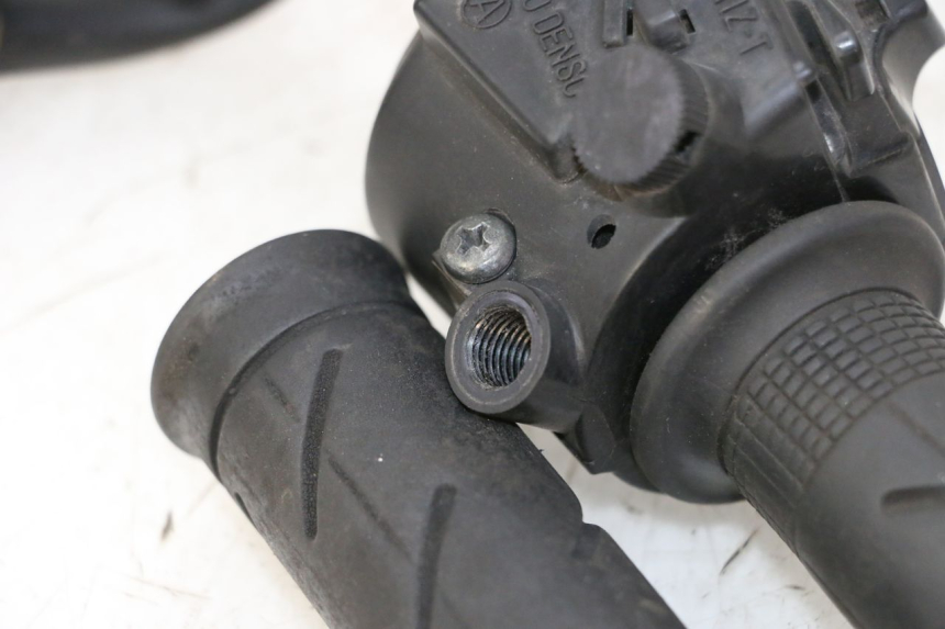 photo de PRZEŁĄCZNIK PRAWY HONDA FES S-WING SWING ABS 125 (2007 - 2015) - Zoom stanu zużycia